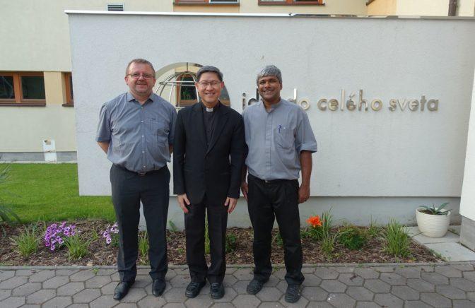 Filipínsky kardinál Luis Antonio Tagle navštívil dom verbistov v Bratislave