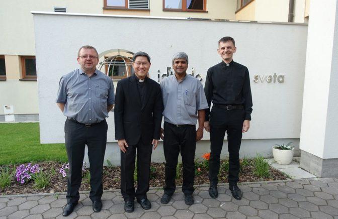 Filipínsky kardinál Luis Antonio Tagle navštívil dom verbistov v Bratislave