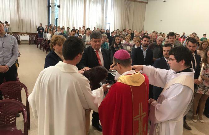 Desať dospelých prijalo sviatosti v UPeCe Bratislava
