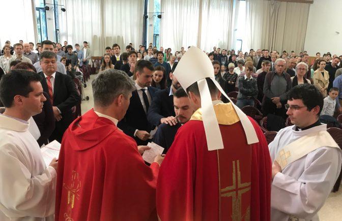 Desať dospelých prijalo sviatosti v UPeCe Bratislava