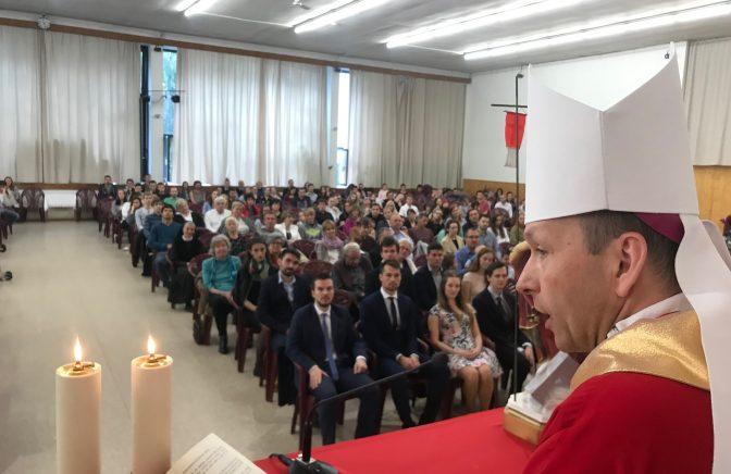 Desať dospelých prijalo sviatosti v UPeCe Bratislava