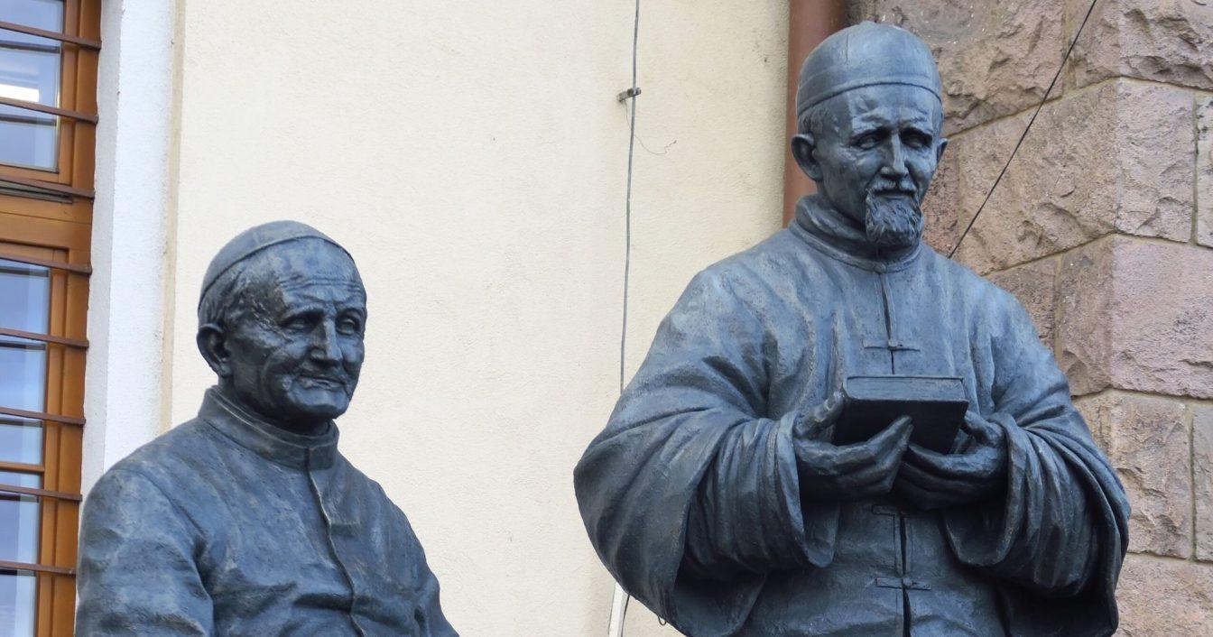 Nové sochy sv. Arnola Janssena a sv. Jozefa Freinademetza