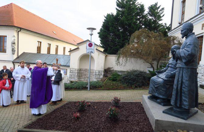 Nové sochy sv. Arnola Janssena a sv. Jozefa Freinademetza