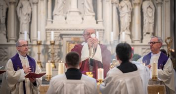 POSVÄTENIE NOVÉHO OLTÁRA V KOLÍNE