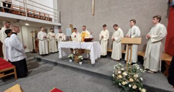 Osadenie relikvií do obetného stola v kaplnke UPeCe