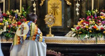 VÍRA, KTERÁ VYCHÁZÍ VEN: SLAVNOST TĚLA A KRVE PÁNĚ V UHŘÍNĚVSI