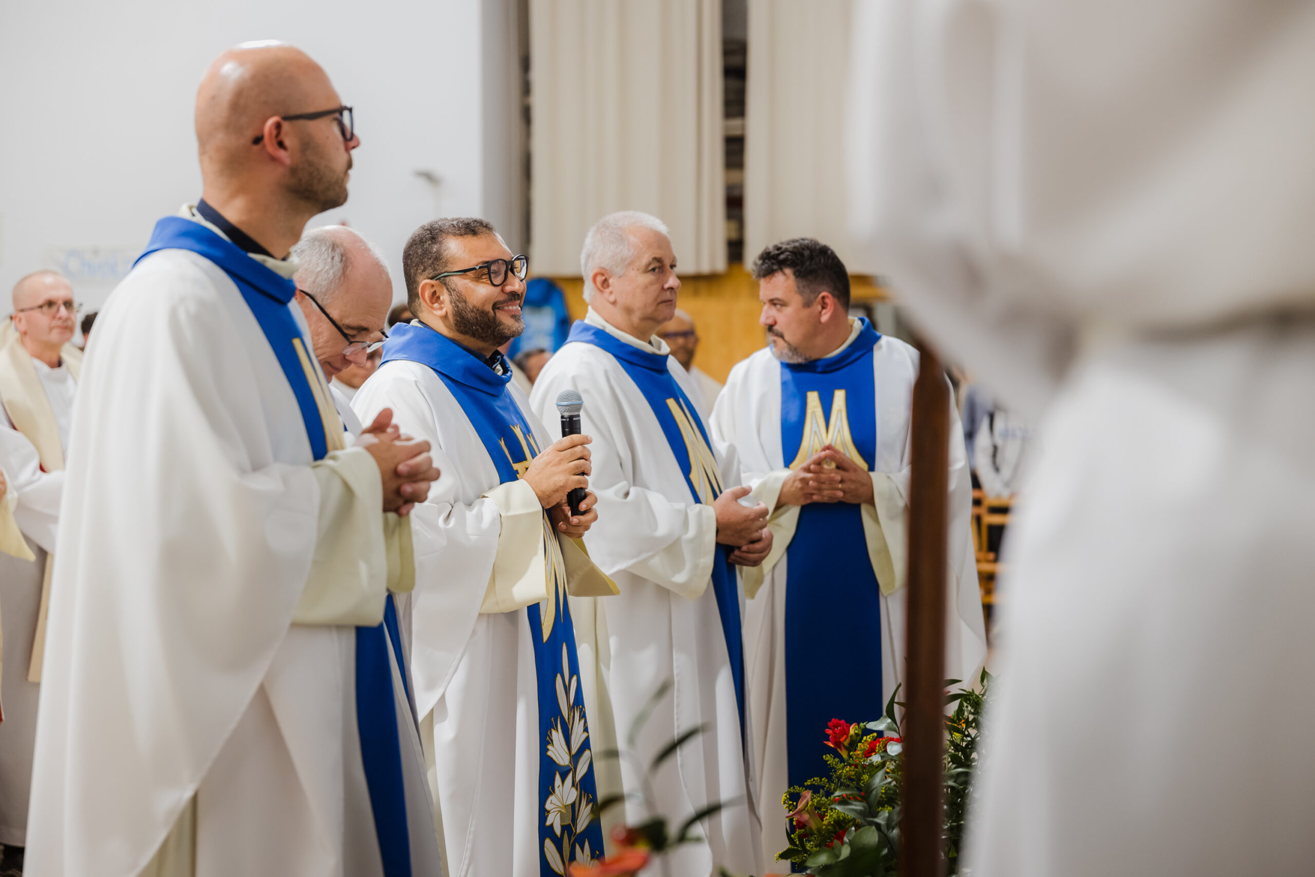 Generálny predstavený P. Anselmo Ricardo Ribeiro SVD s mikrofónom medzi koncelebrantmi